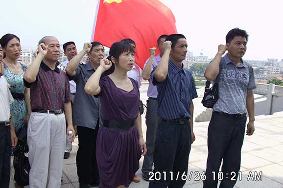 公司党支部组织党员重温入党誓词.JPG